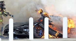 Новенький McLaren сгорел дотла на заправке сразу после того, как владелец купил его (9 фото + 1 видео)