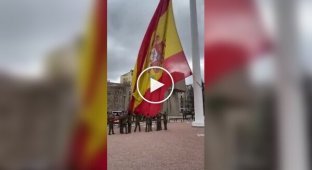В Іспанії під час церемонії підняття прапора полотно порвалося і впало