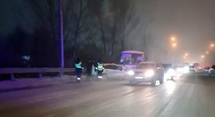 Легковушка столкнулась с автобусом ПАЗ в Новосибирске (2 фото + 1 видео)
