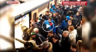 Пассажиры метро спасли пожилую женщину