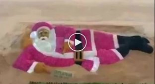 В Индии художник создал самого большого в мире Санта-Клауса из лука и песка
