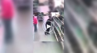 У відвідувача магазину раптово сіла батарейка