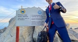 Japanese man conquers mountains in a three-piece suit to advertise his tailoring business (2 photos)