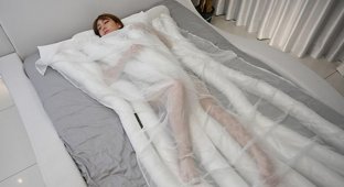 Еще одно странное изобретение из Японии - "одеяло-лапша" (6 фото)