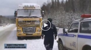 Полицейский спас замерзшего в тяге водителя