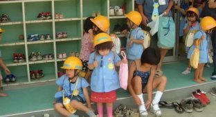 In Japan, children are sent out of kindergarten with dirty diapers (6 photos)