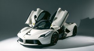 The new Ferrari LaFerrari released in 2016 will be put up for auction (26 photos)