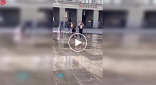 Бернский фонтан шутит с прохожими: струя воды попала прямо под юбку