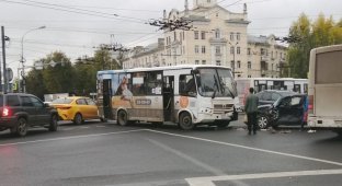 Столкновение маршрутки с автомобилем в Ярославле (2 фото + 1 видео)