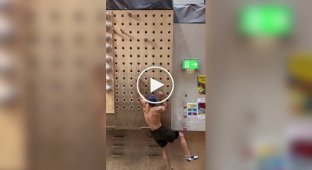 A guy replaced regular pull-ups with a cool alternative