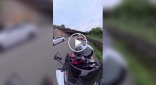 Опасный трюк на мотоцикле: Потеря контроля и падение