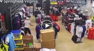 A car lady destroyed a sports store in Virginia