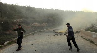 Сирийские повстанцы взрывают дорогу (7 фото)