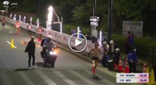 Спортсмен упустил победу, пробежав мимо финишного поворота