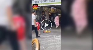 Вуличні музиканти в Туреччині змусили перехожу пуститися в танець