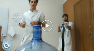 Научная ответка на Bottle Cap Challenge из Лаборатории Менделевиум