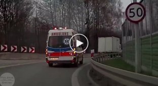 Правильная реакция водителя скорой помощи в Польше