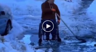 В Краснодаре парень в инвалидной коляске сам убрал снег, чтобы проехать по тротуару