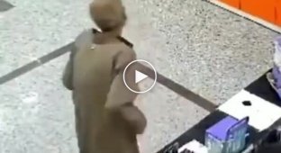 Літній чоловік здивував персонал аптеки несподіваним акробатичним трюком