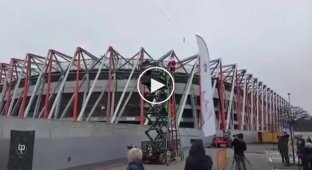 Польский Санта Клаус свалился на землю с самого высокого велосипеда в мире