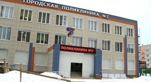 В Череповце буйный посетитель поликлиники избил зам главврача ее же смартфоном (2 фото)