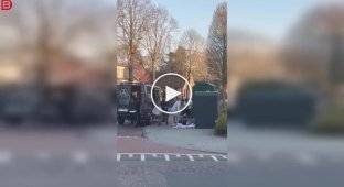 В Нидерландах разграбили контейнер с одеждой для нуждающихся