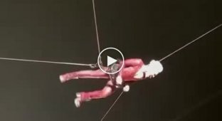 Співачка Пінк (Pink) демонструє чудеса співу, виконуючи акробатичні трюки