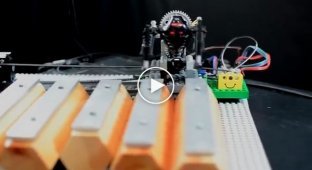 Фанат Kraftwerk воссоздал культовый трек «The Robots» с помощью роботов Lego