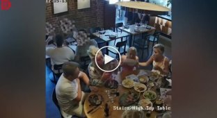 В Сиднее посетитель ресторана посыпал собственные волосы на еду, чтобы не платить счет