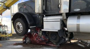 Женщина чудом отделалась легкими травмами после того, как ее автомобиль расплющил грузовик (3 фото + 1 видео)