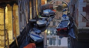 Другая Венеция. Каналы Венеции остались без воды (7 фото)