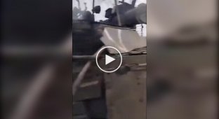 Обгорілі тіла ворожих танкістів валяються навколо щойно підбитого російського танка
