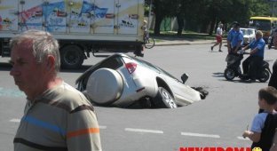  В Одессе машина провалилась под асфальт (7 фото)