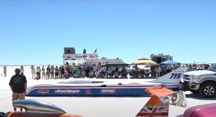 Гонщик загинув при спробі побити рекорд швидкості 756,4 км/год (2 фото + 1 відео)