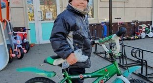 Мальчик хотел купить велосипед за три рубля, магазин отдал бесплатно, но подарок ему не понравился (1 фото + 1 видео)