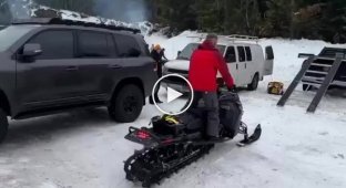 Первый и последний раз паркует свой снежный мотоцикл