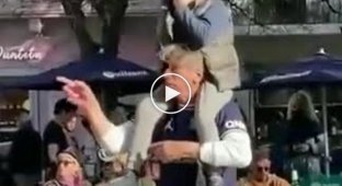 A touching story from Argentina: a little boy lost his father in the crowd
