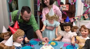 Одержимая семейная пара обзавелась 30 пластиковыми детьми (7 фото)