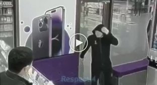 The theft of a smartphone from a store went wrong