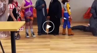 Забавные участники маскарада в детском садике