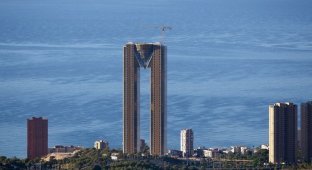 В 47-этажной башне в Испании строители забыли построить лифт (26 фото + видео)