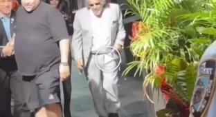 83-year-old young father Al Pacino walks with his girlfriend