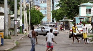 Столица Ямайки превратилась в трущобы (42 фото)