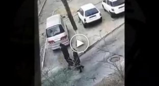 Во Владивостоке водитель сбил на тротуаре семью с ребенком и скрылся