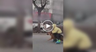 Мальчик сочетает прогулку с собакой с катанием на роликах