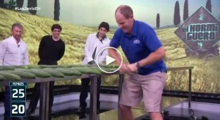 Американец побил рекорд Гиннесса, разломив 65 огурцов за 30 секунд