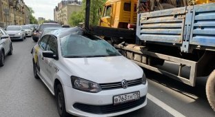 Манипулятор КамАЗ снес крышу таксисту (6 фото + 1 видео)
