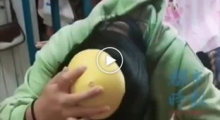 There is a new trend in China: girls use pomelo peels as hair extensions.