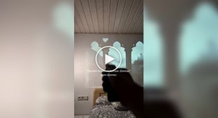 Проектор и видеролик превратили спальню в замок