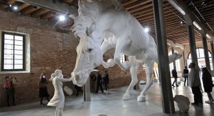 Девушка, остановившая коня, на Венецианской биеннале (6 фото)